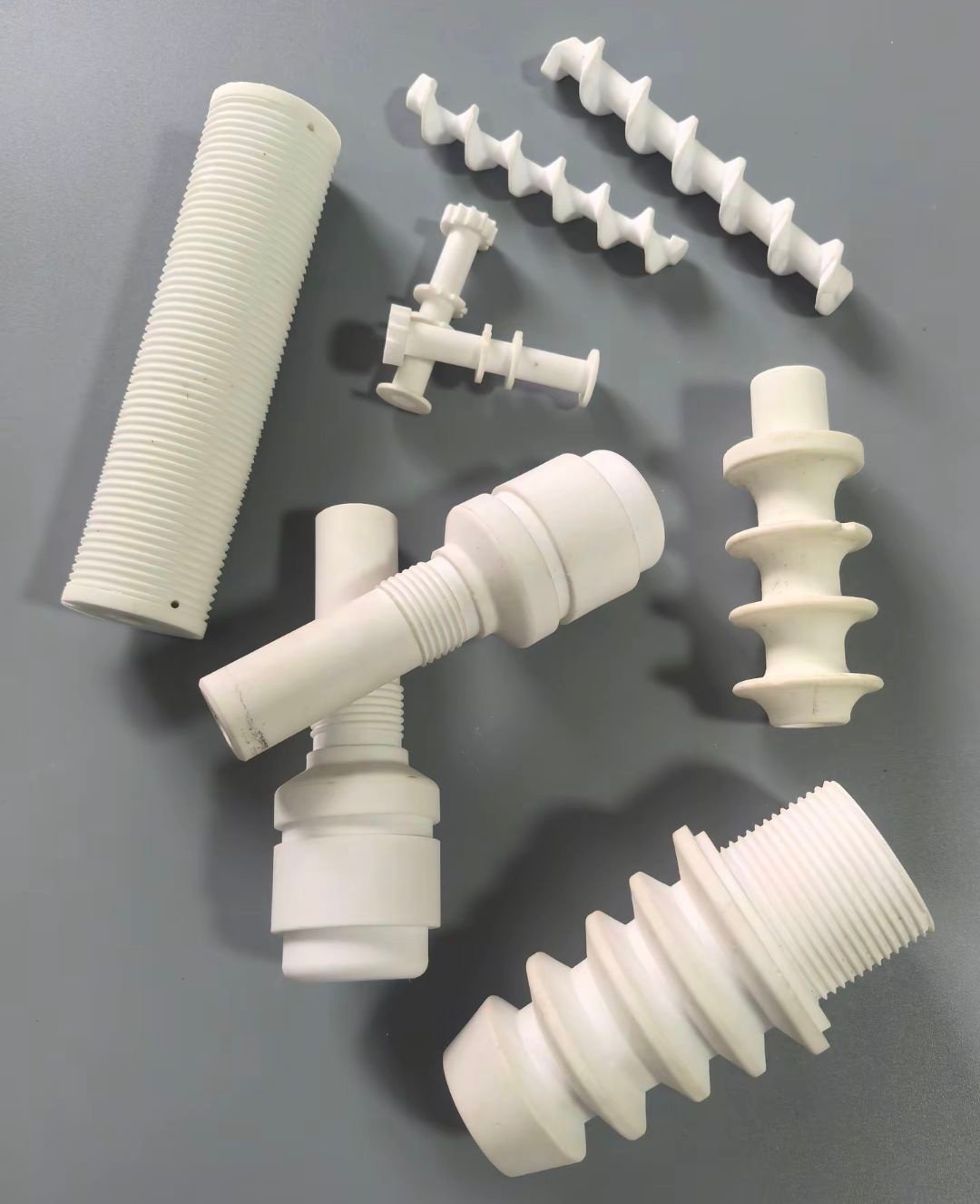 Porous technical ceramic plate for filtration and fluid control